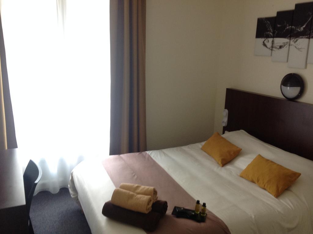Hotel De La Paix 캉 객실 사진
