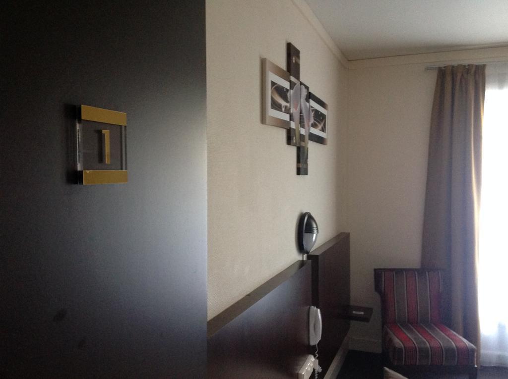 Hotel De La Paix 캉 객실 사진